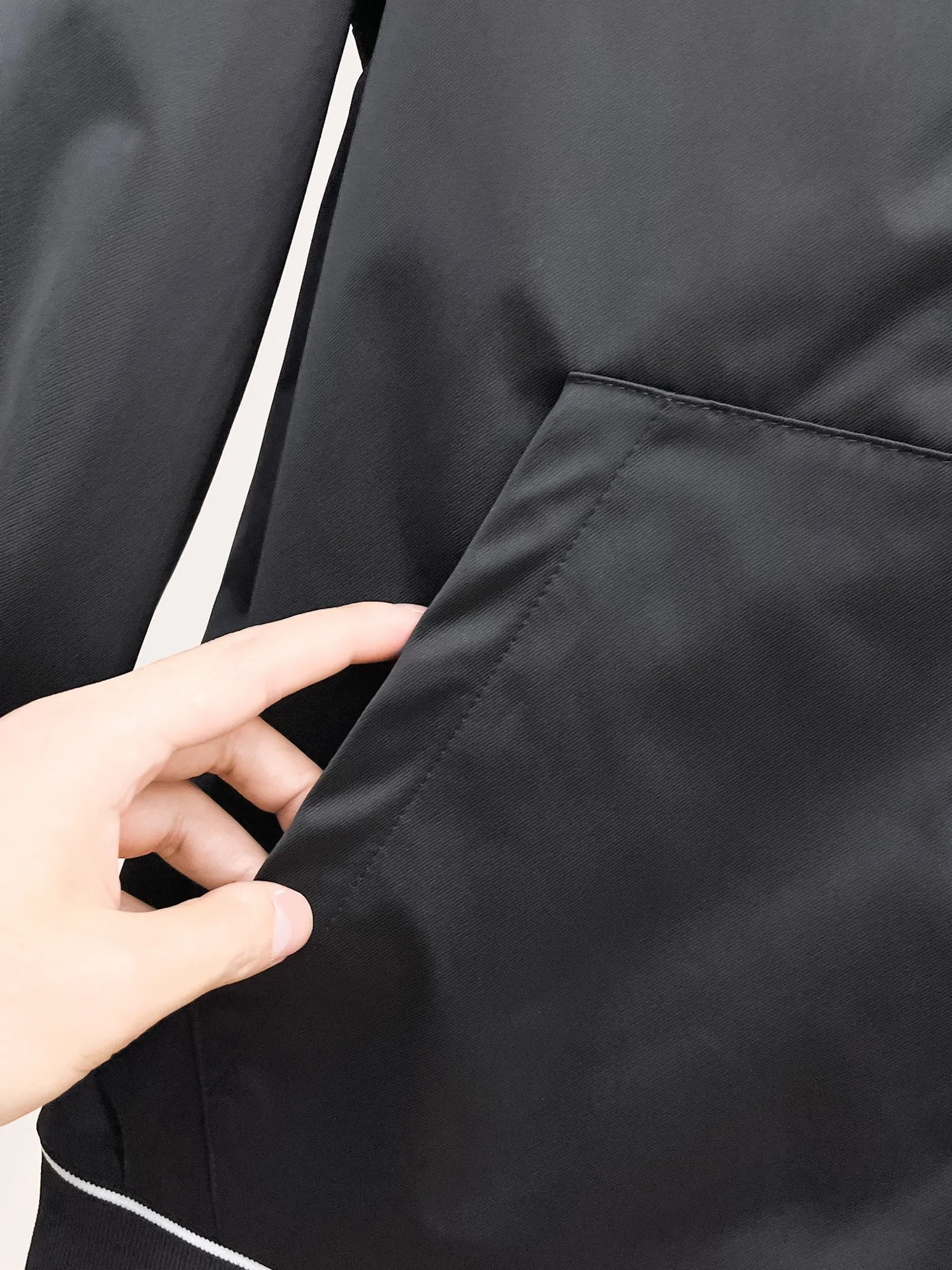 Armani official website Same Style, complete with three labels, on sale in advance. 2026 Autumn and Winter New Arrival men's jacket, Original with complete three labels, Premium version. Custom-made fabrics at the counter. Breathable, high comfort, impeccable details, brand element design concept, reflecting high quality. It feels delicate and soft, presents a casual cut, and has a great upper body shape. Sizes: M～3XL,